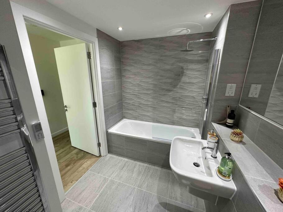 1 Bed Flat With View Of Old Trafford Apartman Manchester Kültér fotó