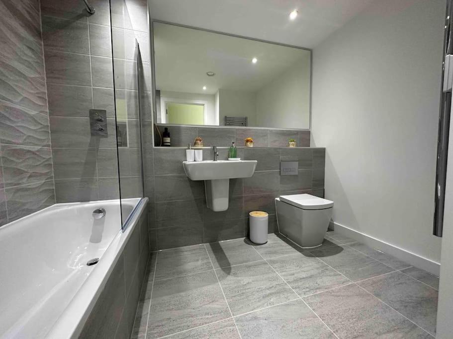 1 Bed Flat With View Of Old Trafford Apartman Manchester Kültér fotó